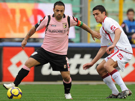 Miccoli controllato da Perticone in Palermo-Livorno (Getty Images)