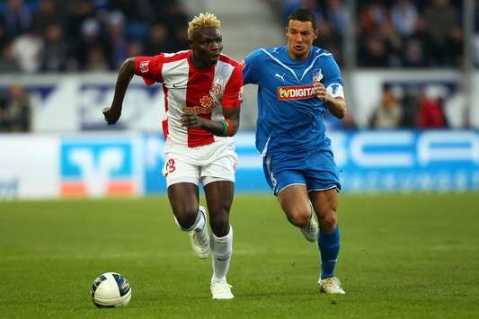Mainz-Topstürmer Bance im Duell mit Hoffenheims Kapitän Salihovic (Getty Images)