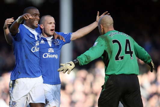 Sylvain Distin, John Heitinga en Tim Howard, Everton, foto: Proshots