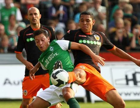 Kein normaler Test 2009: Özil gegen Maduro (Bongarts/Getty)