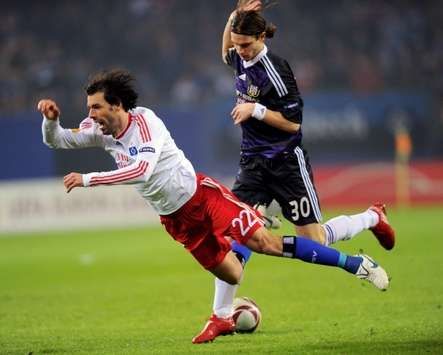 Alarmstufe Ruud in der Europa League: Van Nistelrooy gegen Anderlechts Guillaume Gillet (Getty Images)