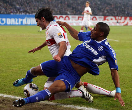 Serdar Tasci und Jefferson Farfan kämpfen um den Ball (Getty Images)