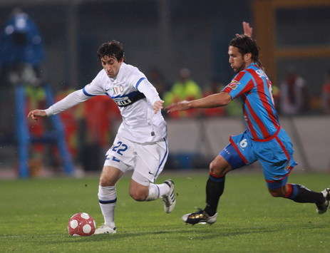 Diego Milito (I), Matias Silvestre (C) - Catania-Inter - Serie A (Getty Images)