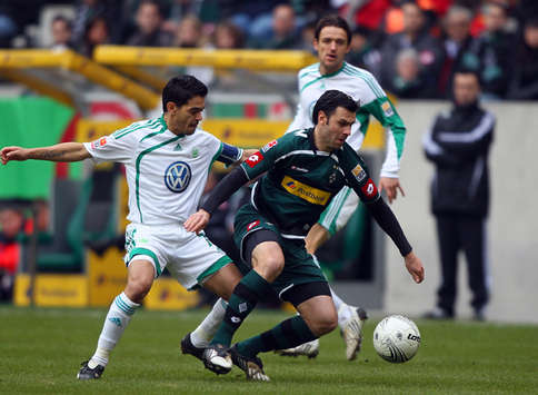 Wolfsburgs Josue im Zweikampf mit Gladbachs Colautti (Getty Images)