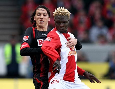 Geromel umklammert Bancé (Bongarts/Getty)