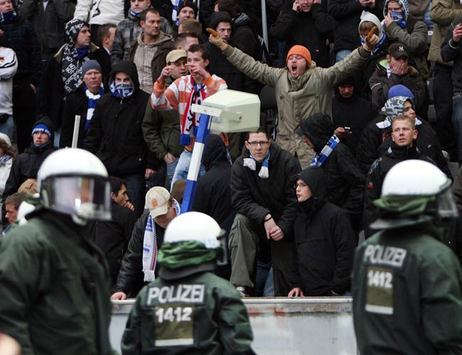 Die Polizei muss die Lage in Berlin beruhigen (Bongarts/Getty)