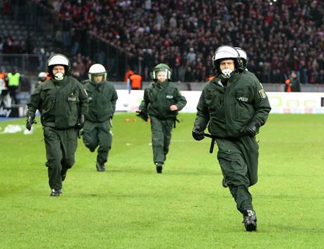Die Polizei schwärmt im Olympiastadion aus (Bongarts/Getty)