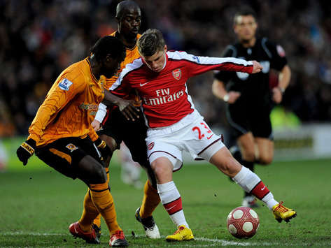 Andrey Arshavin of Arsenal turns Bernard Mendy and George Boeateng of Hull City (Getty Images)