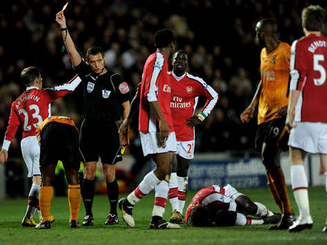George Boeateng of Hull City is sent off for a challenge on Bacary Sagna of Arsenal during the Barclays Premier League match between Hull City and Arsenal(Getty Images) 