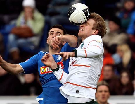 Luftduell zwischen Mertesacker und Ibisevic (Bongarts/Getty)