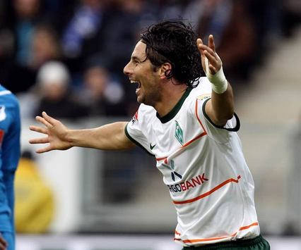 Pizarro bejubelt sein Tor gegen Hoffenheim (Bongarts/Getty)