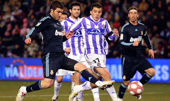 Gonzalo Higuaín anota con el Real Madrid frente al Valladolid en la Liga BBVA (Getty Images)