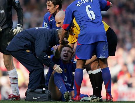 2006 verletzt sich United-Kicker Smith gegen Liverpool schwer (Getty)