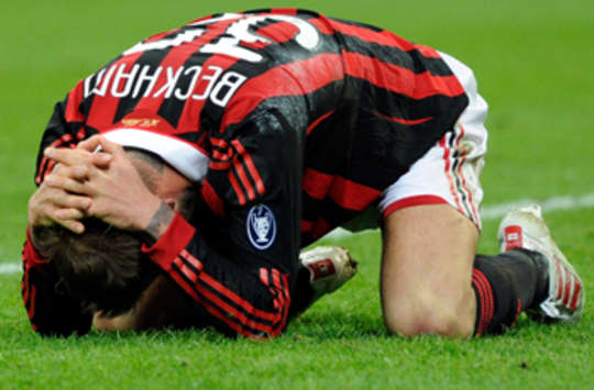 David Beckham after his injury during AC Milan-Chievo (Getty Images)