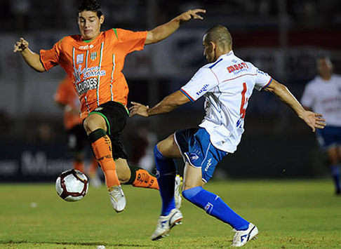 Christian Nuñez ante James Rodriguez - Nacional vs Banfield