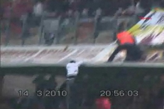 Ali Sami Yen Stadı'nda Galatasaray-Ankaragücü maçı sonrası tribünden atılan adam 