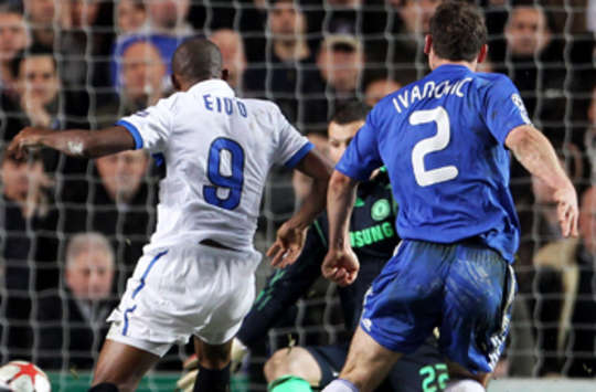 Samuel Eto'o scores in Chelsea-Inter (Getty Images)