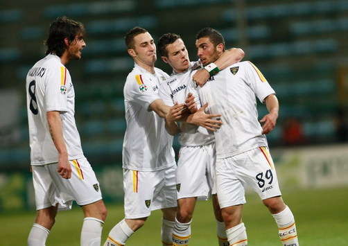 La gioia di Marilungo, festeggiato da Munari e altri compagni del Lecce, dopo un suo goal contro la Reggina (Getty Images)