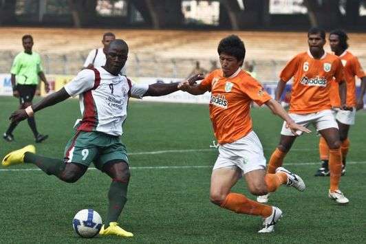 Sporting's Japanese defender Kenji Arai tries to stop Chiddi 