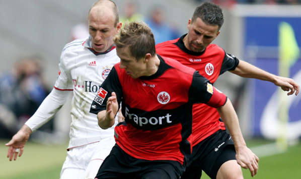 Arjen Robben wird hier von Christoph Spycher und Benjamin Koehler bearbeitet (Getty Images)
