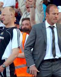 Newcastle United manager Alan Shearer (R) and his assistant  manager Iain Dowie react during the Barclays Premier League match  between Aston Villa(Getty Images) 