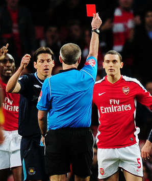 Referee Martin Atkinson red cards Thomas Vermaelen Arsenal West Ham United (Getty Images)