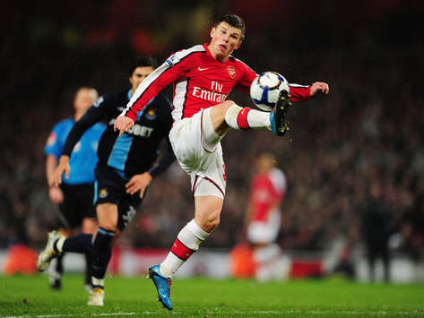 Andrei Arshavin of Arsenal controls the ball during the Barclays Premier League(Getty Images)