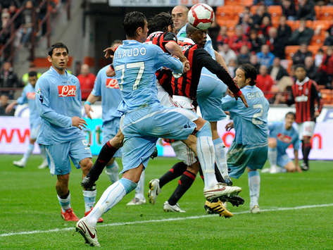 Pippo Inzaghi va in goal di testa in Milan-Napoli (Getty Images)