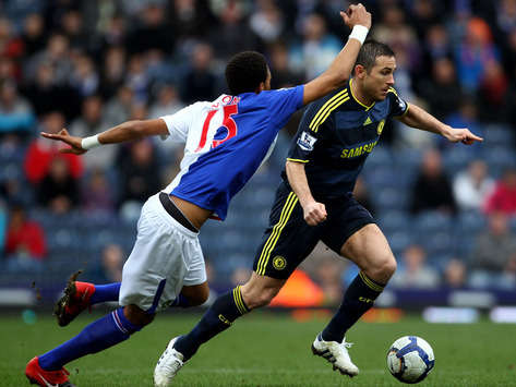 Frank Lampard of Chelsea goes past Steven Nzonzi of Blackburn Rovers(Getty Images) 