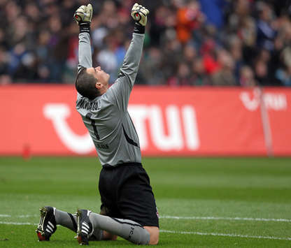 Kölns Keeper Mondragon jubelt über den Tore seiner Team-Kollegen (Getty Images)