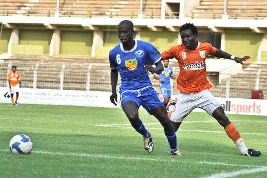 Viva Kerala defender Bello Rassaq tries controlling the ball as Micheal Tayo puts a challenge(Mango Peel)