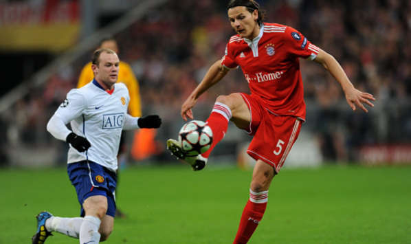 Wayne Rooney im Duell mit Daniel van Buyten (Getty Images)