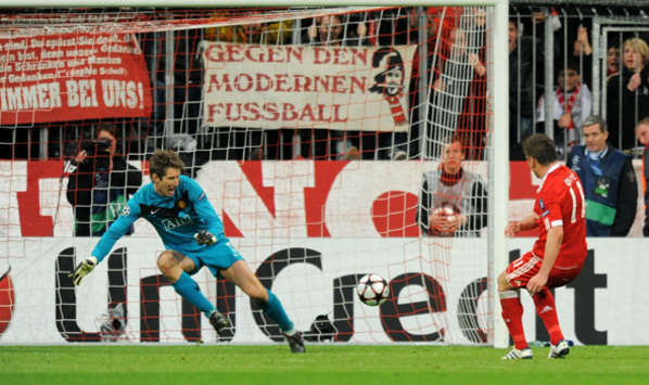 Manchester United 'keeper Edwin van der Sar despairs as Ivica Olic gives Bayern Munich the win. (Getty Images)