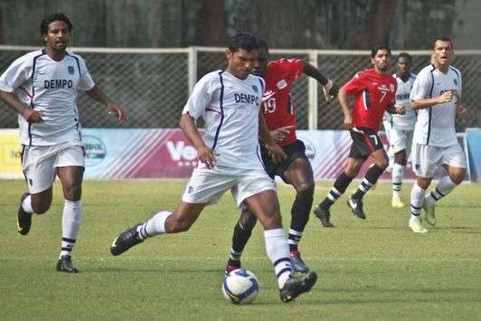 Muritala Ali of Mahindra chases a Dempo SC player(Mango Peel)