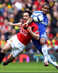 Manchester United v Chelsea - Premier 
League,Gary Neville; Florent Malouda (Getty Images)