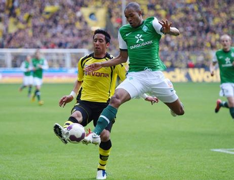 Naldo und Barrios schenken sich nichts (Bongarts/Getty)