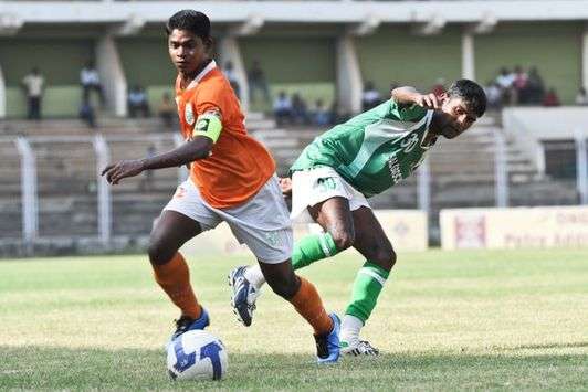 I-League: Sporting's Joseph Pereira & Salgaocar's Francis Fernandes fight for possession  (Mango Peel)