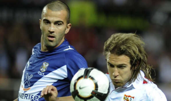 Manolo Martínez y Diego Capel, en acción durante el Sevilla-Tenerife (Getty Images)