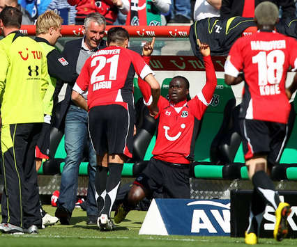 Didier Ya Konan trifft, Mirko Slomka feiert, Hannover gewinnt (Bongarts / Getty Images) 