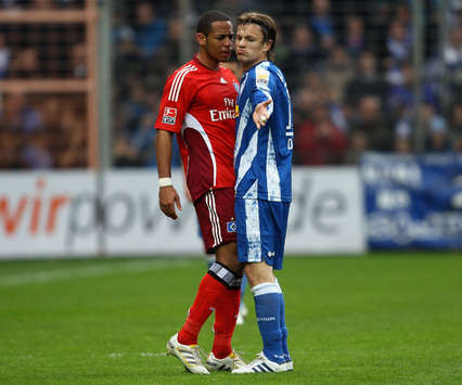 Zlatko Dedic und Dennis Aogo haben ein kleines Gespräch (Bongarts / Getty Images)