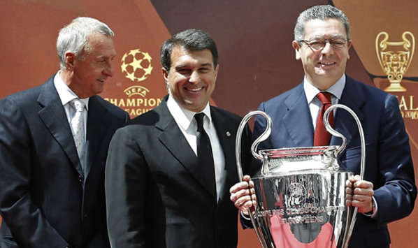 Johan Cruyff, Joan Laporta, ALberto Ruiz Gallardon, Champions trophy (Getty Images)