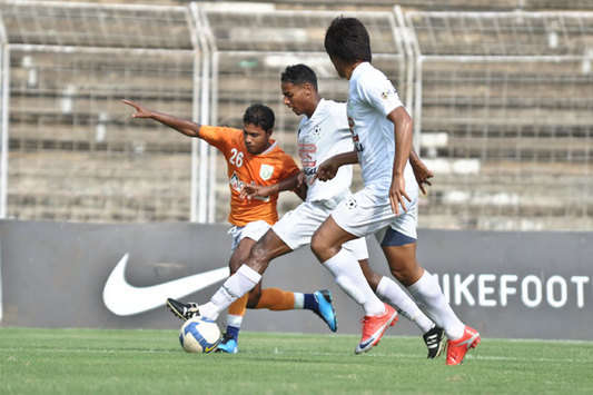 I-League: Sporting's Agnelo D'Souza Tries To Go Past Rowilson Rodrigues Of Churchill (Mango Peel)