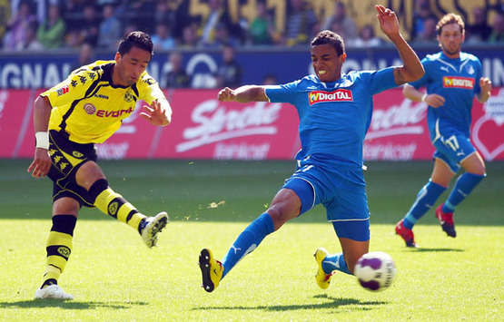 Knappe Sache: Luiz Gustavo kommt gegen Barrios einen Tick zu spät (Bongarts / Getty Images)