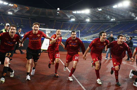 La Roma festeggia sotto la Curva Sud dopo la vittoria nel derby (Getty Images)