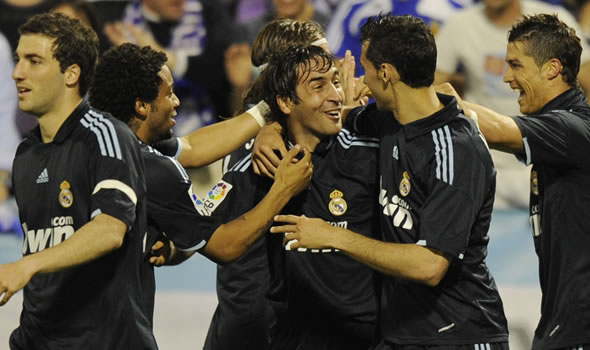 goal.com Los jugadores celebran el gol de Raúl