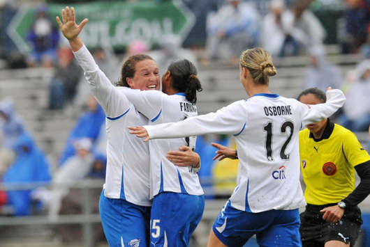 Kacey Moore, Fabiana, Leslie Osborne, Boston Breakers (Bill Barrett, ISIPhotos.com)
