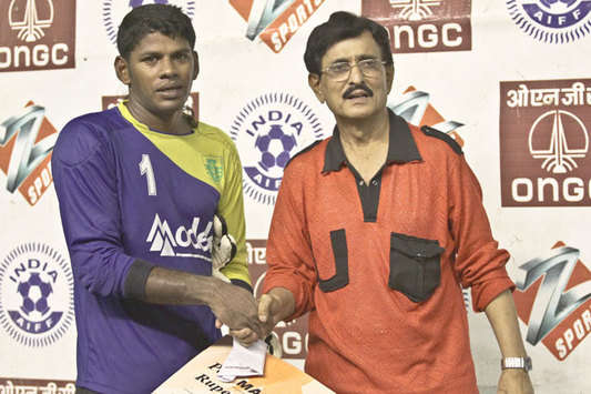Sporting Goalkeeper Felix d Souza receiving the man of the match award(Mango Peel)