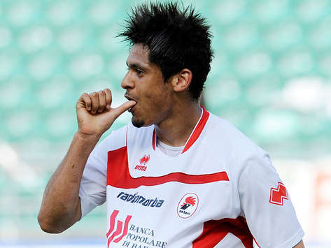 Barreto esulta alla "Totti" in Bari-Genoa (Getty Images)