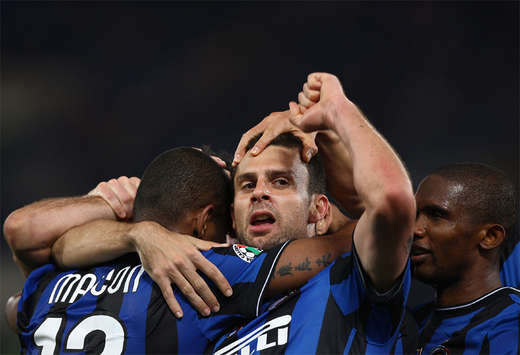 I giocatori dell'Inter abbracciano Thiago Motta dopo il goal alla Lazio (Getty Images)