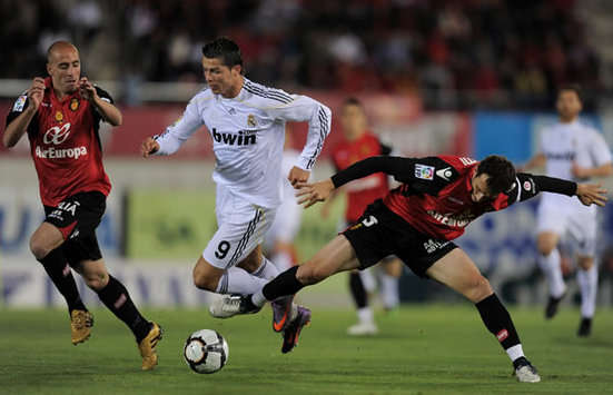 Borja Valero y Josemi marcan a Cristiano Ronaldo, durante el Mallorca-Real Madrid disputado en el ONO Estadi por la Liga BBVA (Getty Images)